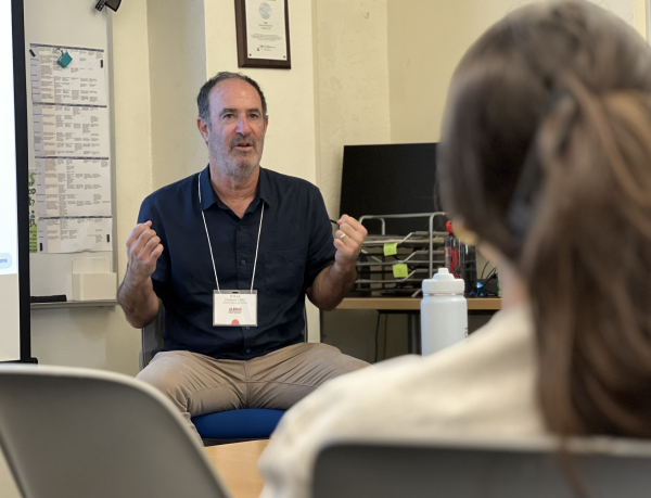 Presenting to the Redwood Bark staff, journalist and alumni Steve Fainaru offers students advice on finding stories with passion. (Photo by Nadia Massoumi)

